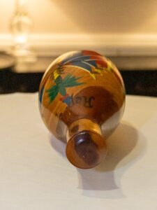 Palmis, drapo, ak lespri— Ayiti nan pla men w. “Palm, flags, and spirit—Haiti in your palm.”