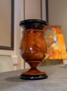 Modern silhouette, ancestral wood. Noir & Amber